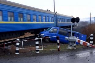В Закарпатской области маршрутка врезалась в поезд: есть пострадавшие