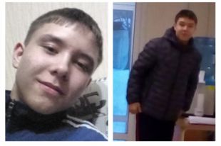 Подросток был одет в серую осеннюю куртку с капюшоном, на нём был тёмно-серый, почти чёрный костюм, красные осенние кроссовки Nike.