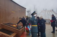 Возложение цветов к монументу памяти воинов 100-й и 101-й отдельных стрелковых бригад во Ржеве.