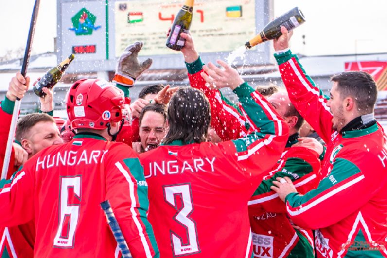 В честь победы венгры открыли шампанское и облились им, празднуя долгожданное золото.