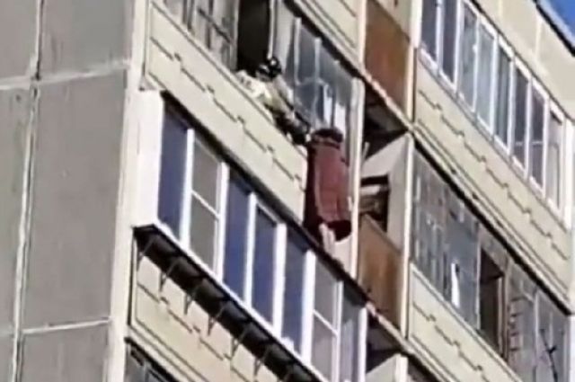 В Москве женщину выкинули с балкона 8-го этажа во время ссоры, она выжила