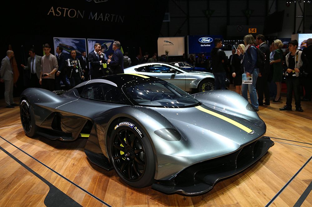 Aston Martin Valkyrie — 3,2 млн долларов. Этот гибридный спорткар от Aston Martin существует в двух версиях: трековой и дорожной. Производство последней ограничено 150 единицами.
