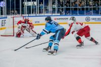 Хоккейный клуб «Автомобилист» из Екатеринбурга обыграл «Сибирь» со счетом 5:1 в четвертом матче первого раунда плей-офф.