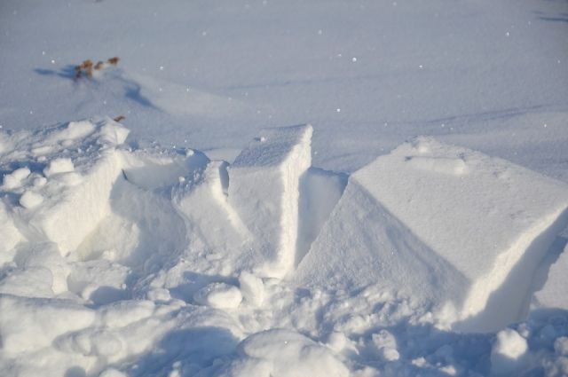Жительница Надыма недовольна качеством уборки снега с тротуаров 