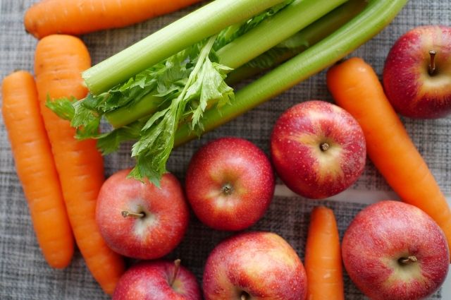 Стоматологи рекомендуют тюменцам есть зелень, морковь и яблоки