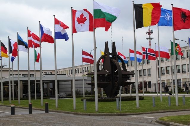 Штаб-квартира НАТО в Брюсселе выглядит как солидное и красивое здание, окружённое флагами разных стран. Но, к сожалению, внутри его не всегда принимаю мирные и взвешенные решения. А вооружения стран НАТО подходят всё ближе к российским границам.