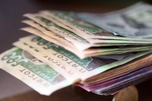 В Украине сравнили зарплаты мужчин и женщин: подробности