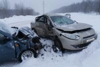 В результате аварии пострадал водитель Renault и двое пассажиров «Лады» - одному из них 44 году, второму 36 лет. 
