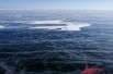 Зимняя гладь Байкала покрывает застывшую мощь озера. 