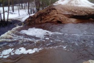 Так размыло дорогу в Лесном районе.