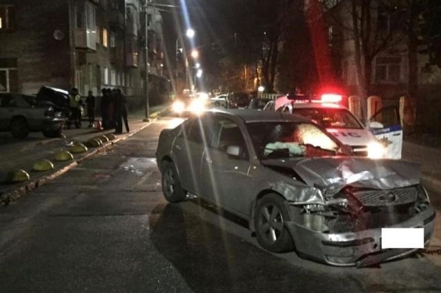 В Калининграде автоледи сбила пешехода и врезалась в припаркованную машину
