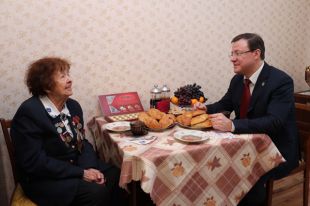Дмитрий Азаров вручил Людмиле Ковалевой медаль «75 лет Победы».