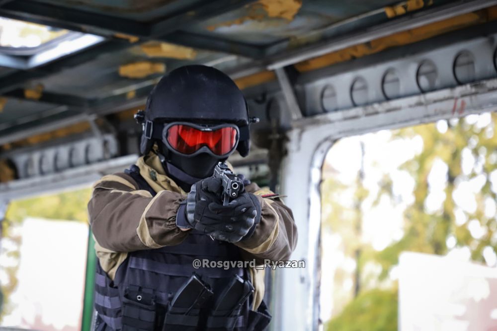 Боец ОМОН. Тренировка по освобождению заложников
