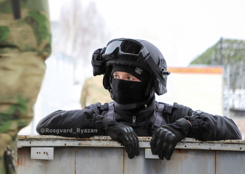 Боец ОМОН. Учебное занятие по освобождению заложников