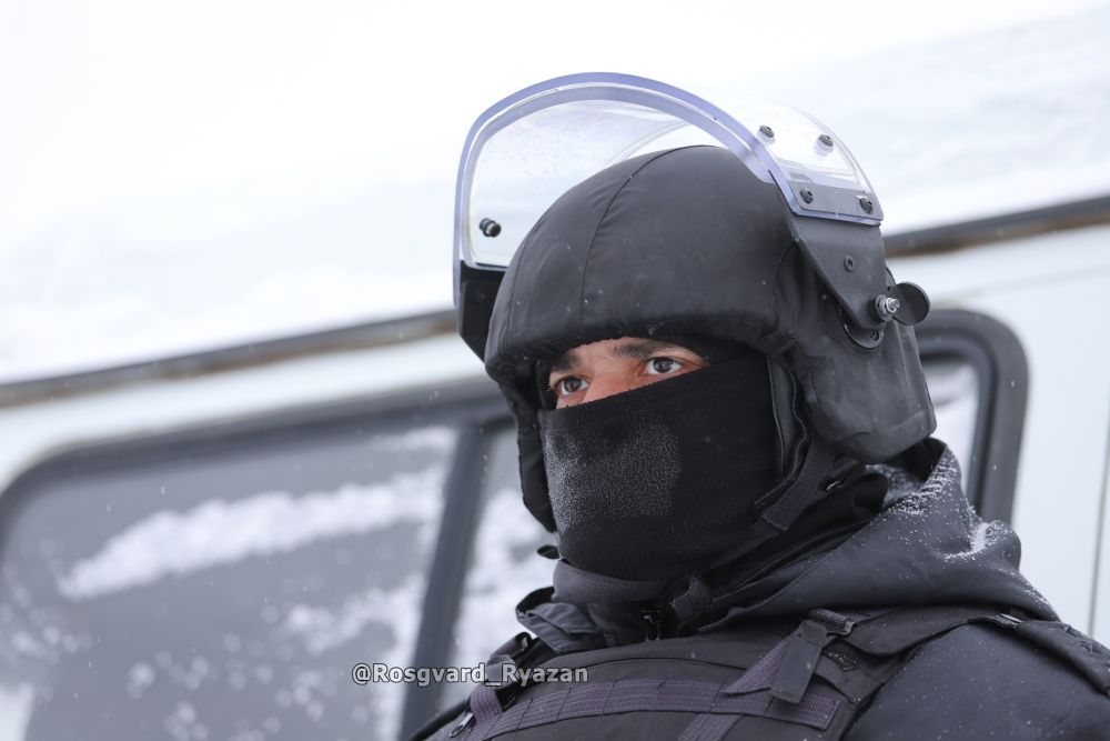 Боец ОМОН. Тренировка по обезвреживанию взрывного устройства