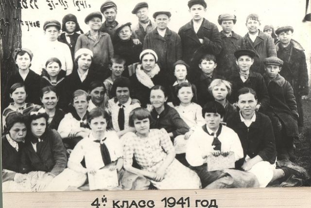 Лёня Богачёв (третий слева в верхнем ряду) был жизнерадостным пареньком