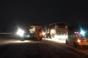 У автобуса сломался приводной ремень, починить поломку быстро не удалось.