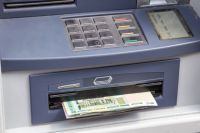 Жительница Новосибирска взяла себе забытые кем-то в банкомате деньги и стала фигурантом уголовного дела. 
