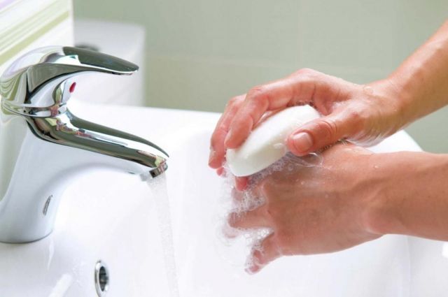 Обязательно мыть руки с использованием мыла.