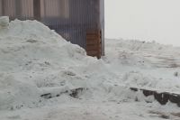 В Салехарде из-за снега обрушился козырек аварийного дома