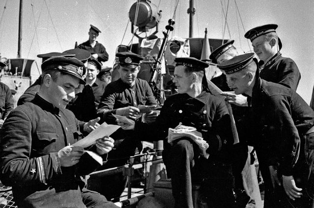 1942 год. Черное море. Военный почтальон старшина 1-ой статьи Т.К. Кравченко раздает краснофлотцам катера-охотника письма и газеты.