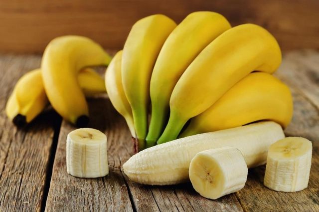 Бананы и лимоны: медэксперты объяснили, передается ли коронавирус через еду