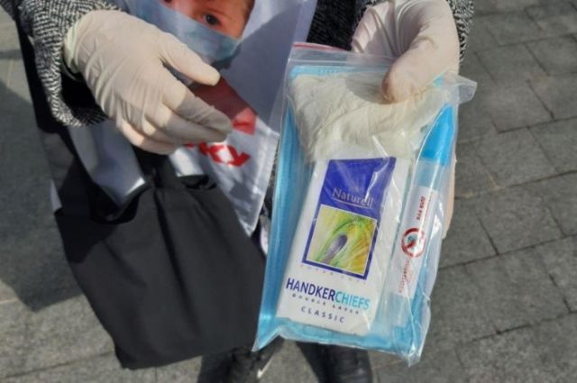 На улицах Киева стали продавать наборы  «против коронавируса»
