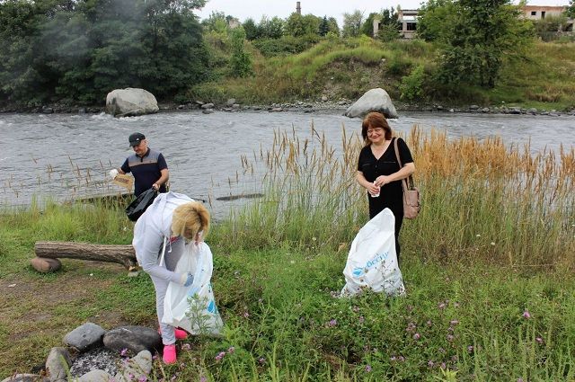 Волонтёры очищают берега Терека от мусора