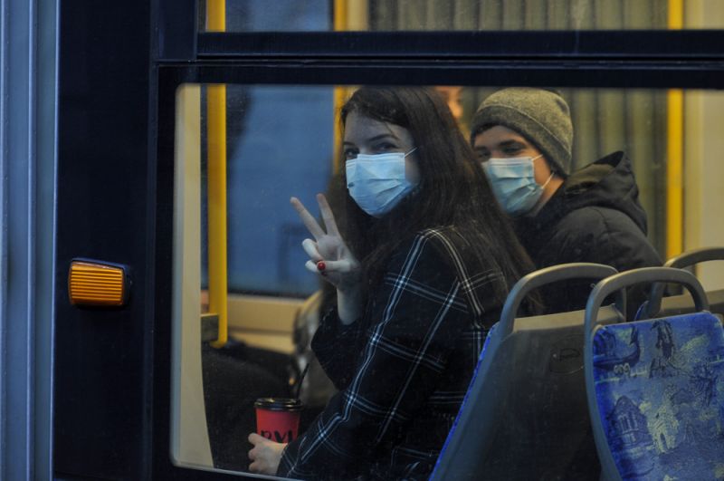 Пассажиры в общественном транспорте в Киеве.