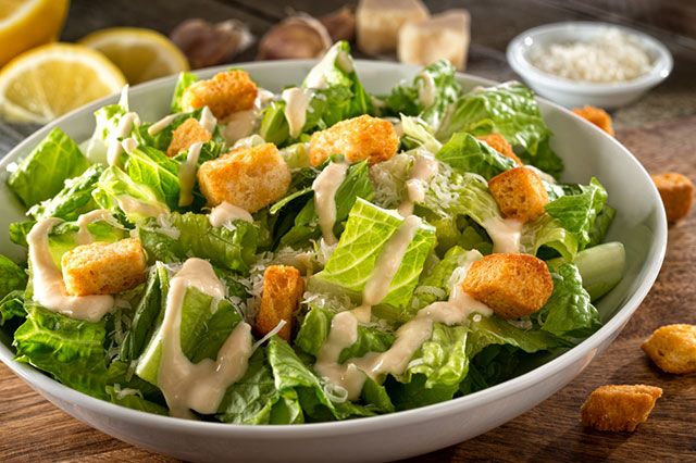 Почему салат называется цезарь: история происхождения