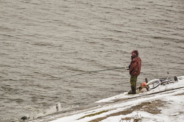 Мужчина рыбачил и случайно провалился под тонкий лёд. 