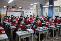 Школьники на занятиях в первый день их возвращения в школу после вспышки нового коронавируса в Гуйяне, провинция Гуйчжоу, Китай, 16 марта 2020 года.