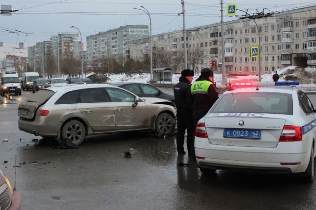 Авария произошла на пересечении проспекта Химиков и бульвара Строителей. 