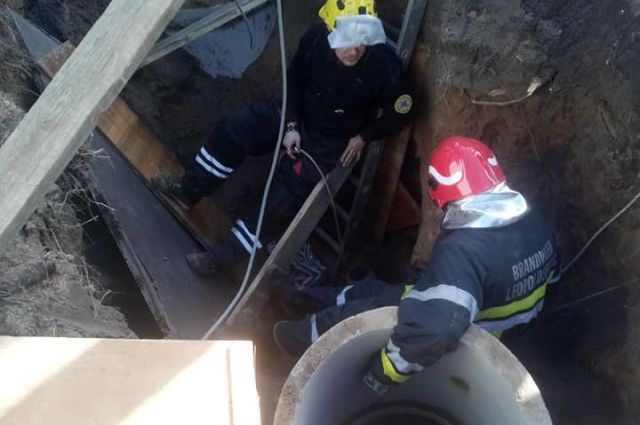 Во время установки колодца в Киеве мужчину засыпало землей
