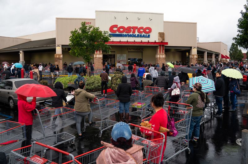 Лос-Анджелес, США. Местные жители возле супермаркета Costco.