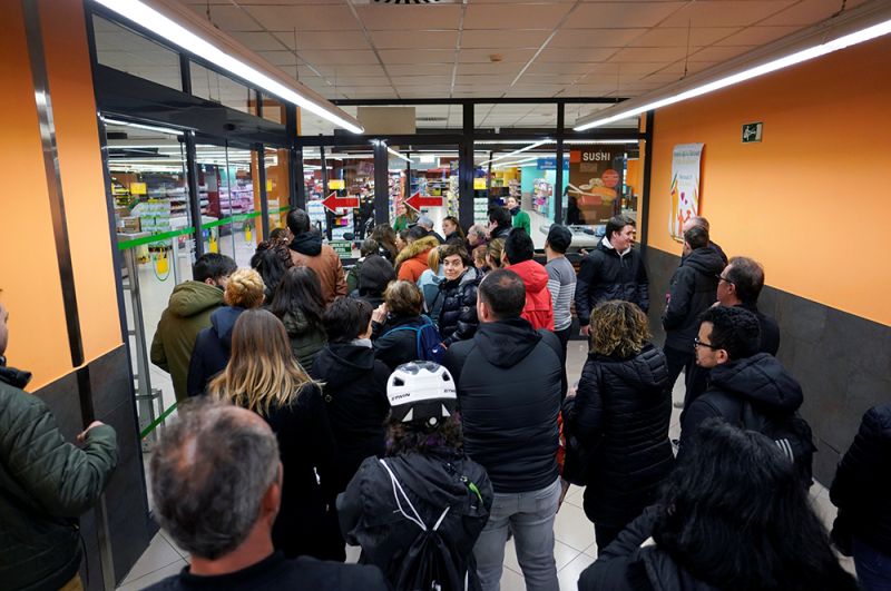 Бильбао, Испания. Покупатели у входа в супермаркет.