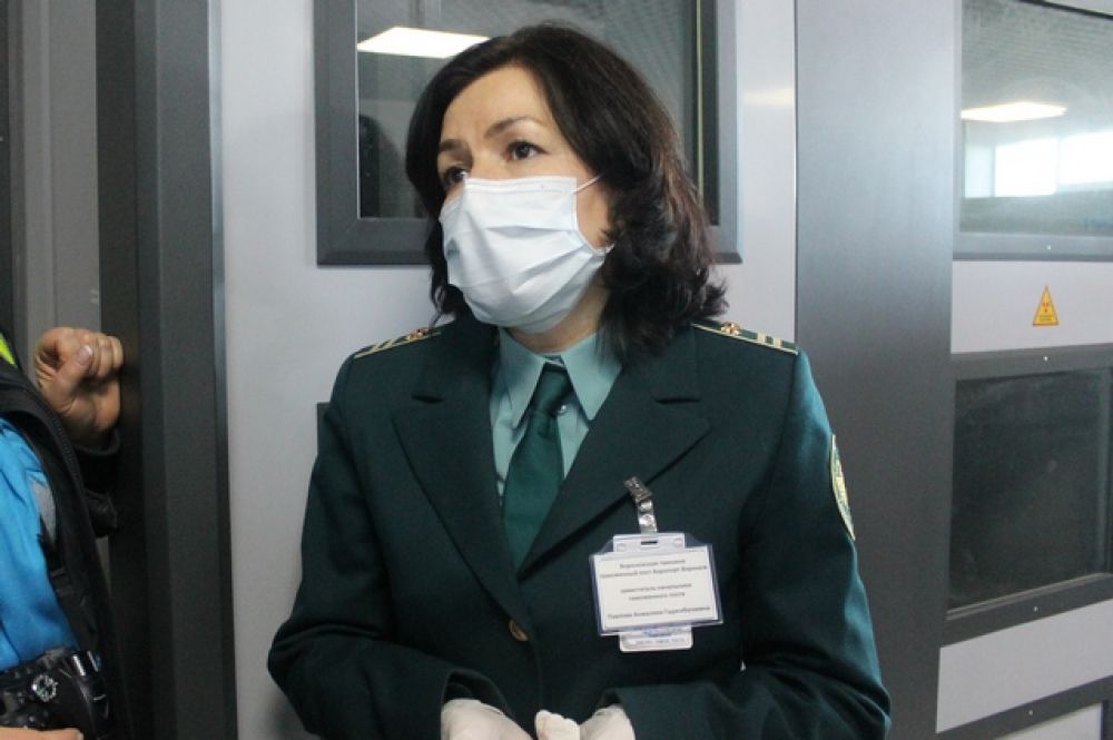 Всем сотрудникам аэропорта раздали медицинские маски