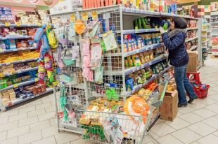 В супермаркетах Новосибирска, а также на продовольственных рынках запасов продуктов первой необходимости достаточно.