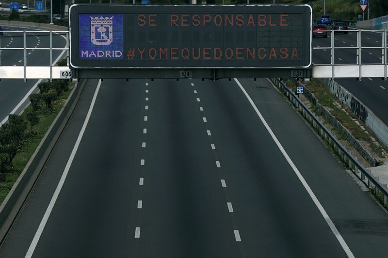 Предупреждение на трассе М-30 в Мадриде, призывающее граждан быть ответственными и оставаться дома.