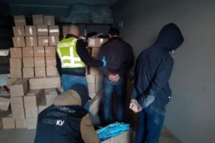 Угрожали оружием: в Киеве злоумышленники украли сто тысяч медицинских масок