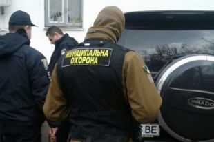 В столице пациент выпал из окна больницы прямо на крышу Toyota Land Cruiser