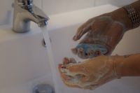 Мытье рук с мылом - хорошее средство профилактики любых вирусов.