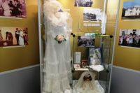 В 1990-е годы на капоты свадебных машин стали крепить кольца и кукол.