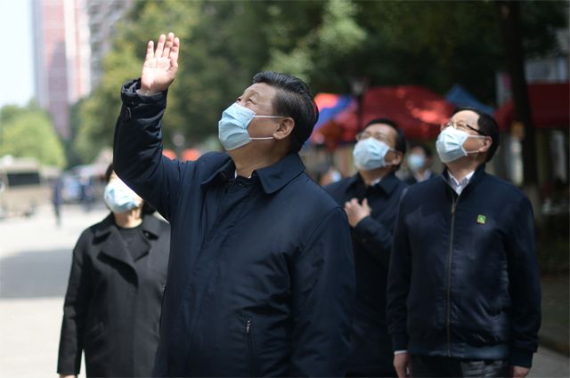 Си Цзиньпин машет рукой людям, находящимся на карантине.