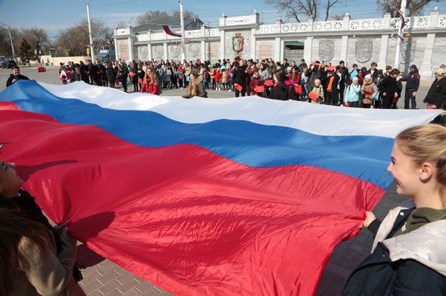 Участники флешмоба, посвященного шестой годовщине воссоединения Крыма с Россией.