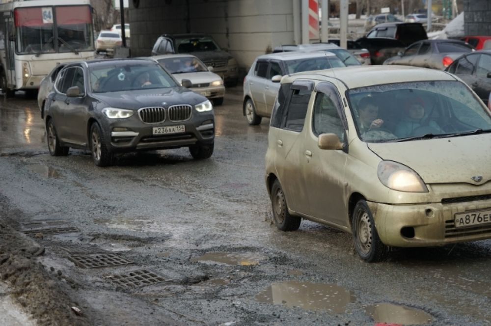 Автолюбителям приходится варьировать между ямами.
