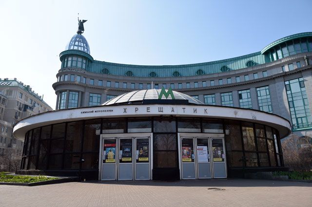 Закрытые двери в вестибюле станции «Крещатик» киевского метрополитена.