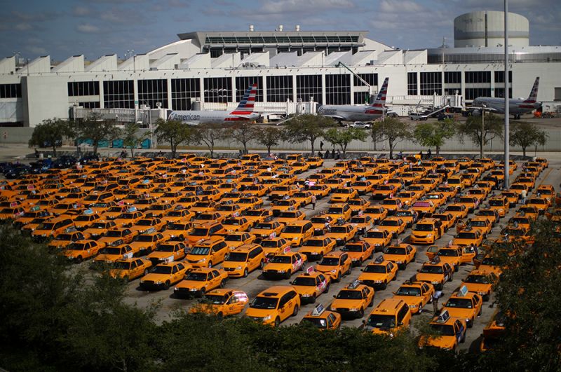 Такси на стоянке международного аэропорта Майами, Флорида, США.