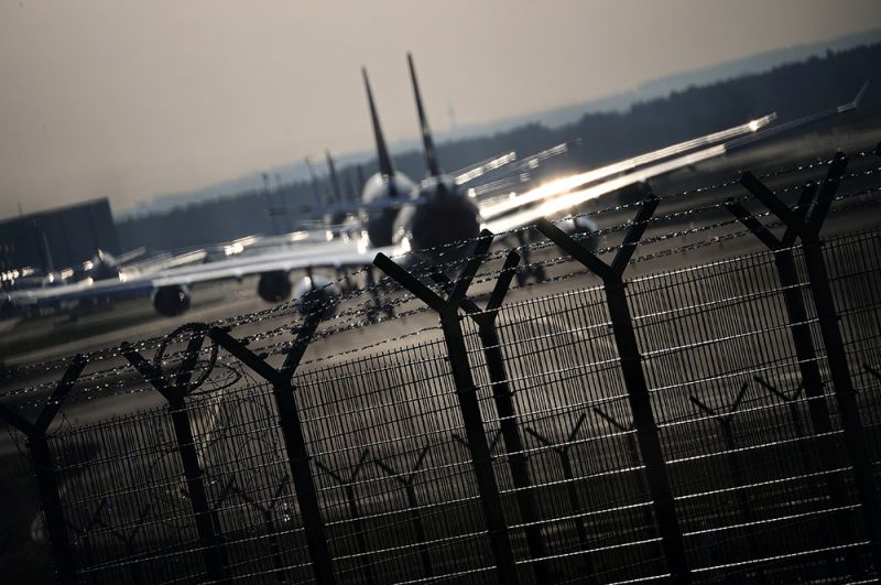 Самолеты немецкого авиаперевозчика Lufthansa припаркованы в аэропорту Франкфурта, Германия.