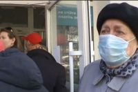 В столице пенсионеры пытались штурмом взять отделение банка
